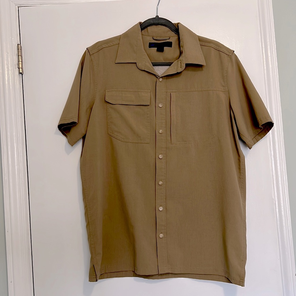BARELY WORN men’s Eastern Mountain Sports shirt